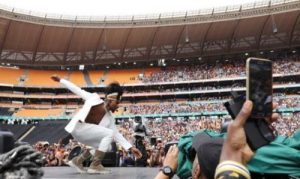 Watch As Usher’s Vosho & Gwara Gwara Dance Sets Mzansi On Fire